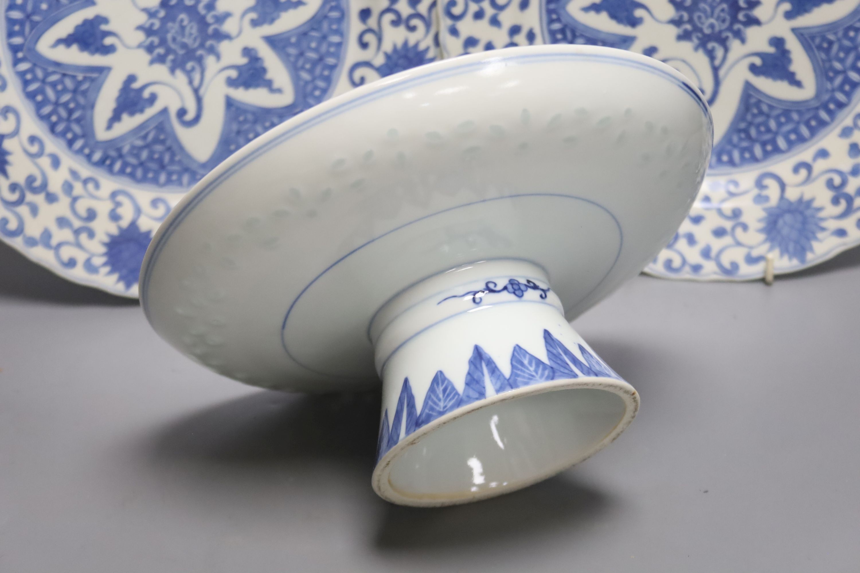 A pair of Chinese blue and white dishes, 28cm, and a similar comport